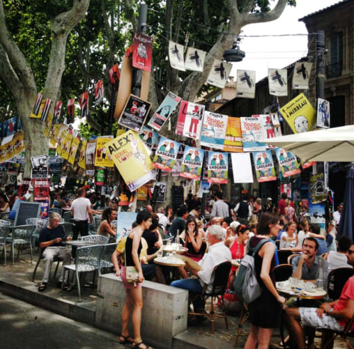 Rues d’Avignon durant le festival