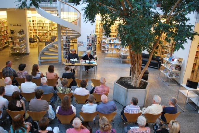 Vernissage der Erstauflage in der gut besuchten historischen Bibliothek und spannende Lesung im proppenvollen Saal der Zentralbibliothek Solothurn.