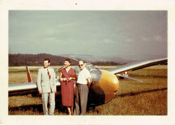 1957: Grossmutter mit zwei Bekannten auf dem Flughafen Bern-Belp