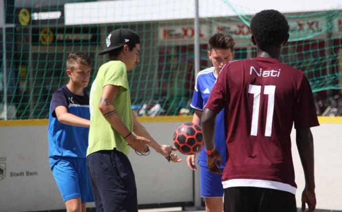 Bei 500 Franken bekommst du von uns deine persönliche Spielkiste mit allen wichtigen Sportutensilien für dein Strassenfussball-Turnier.