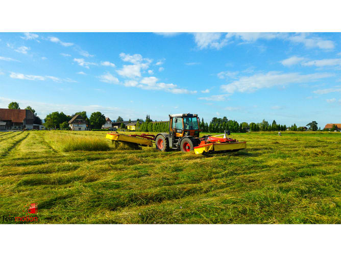 Traktor mit Mähmaschine