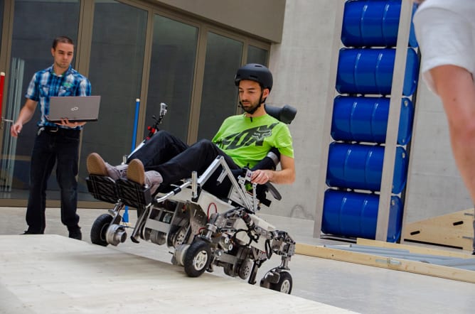 Chefingenieur Sergio bei einer Testfahrt auf dem Seitneigungshindernis.