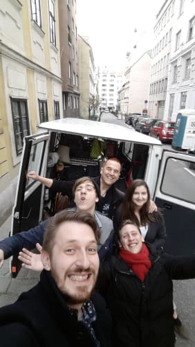 Wir packen unsere Musikinstrumente, Tontechnik und Bühnenrequisiten