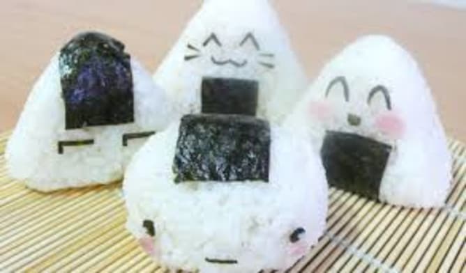 Pour les petites faim, rien de mieux qu’un onigiri, boulette de riz enveloppé d’une algue