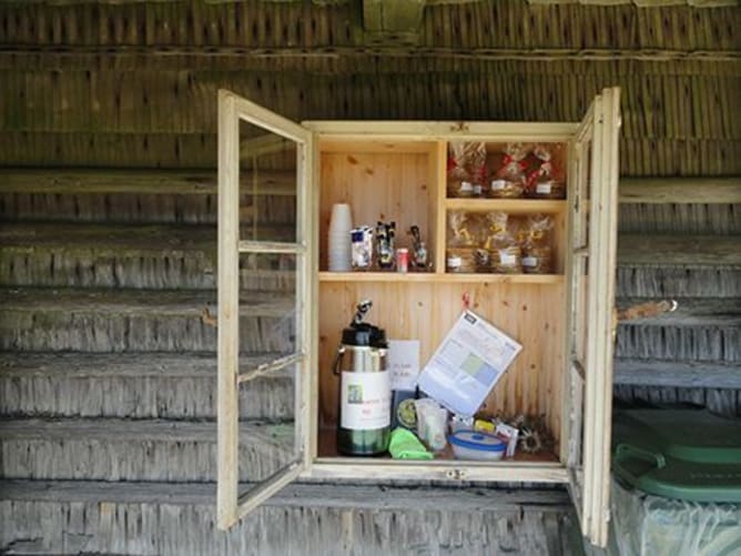 Selbstbedienungs-Alpenkiosk mit Kühlschrank und Alpenglace, im Napfgebiet