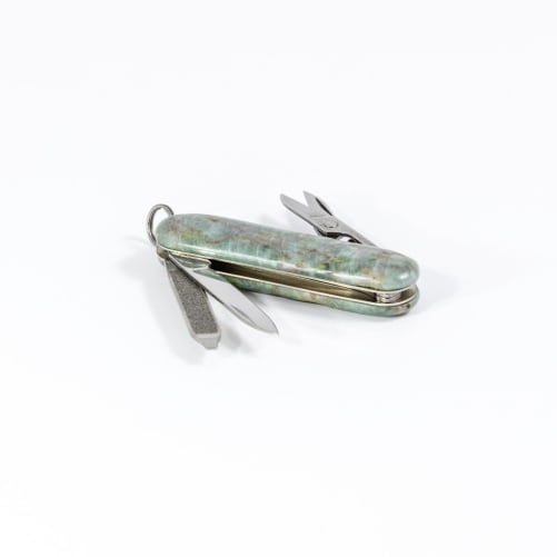 Kleines VICTORINOX Sackmesser mit Griff aus Smaragdit aus Saas-Fee (ELVETIA)