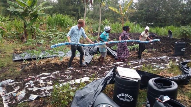 10m-long plastic pipe is transplanted to growing bed