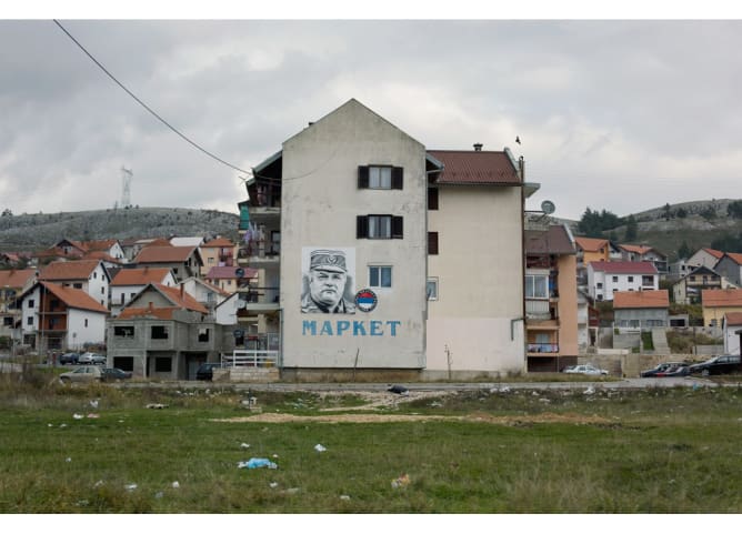 Portrait du général Ratko Mladić peint sur la façade d’un bâtiment, Gacko.