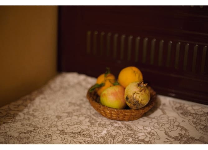 Une corbeille de fruits rappelle la nature morte que Gustave Courbet peignit, alors qu’il était emprisonné, Mostar.