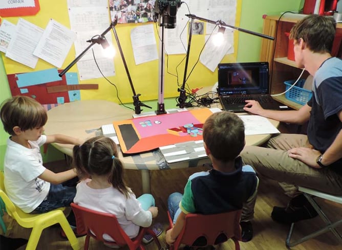 Die Kindergartenkinder erwecken Mönsterli Ben zum Leben.