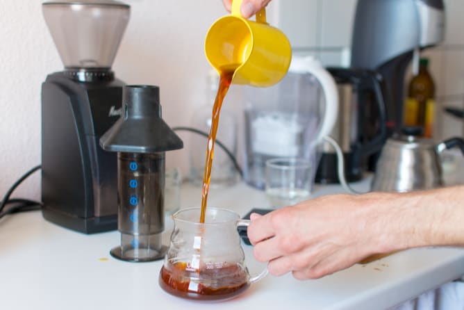 Frontend-Entwickler Daniel macht handgebrühten Spezialitäten-Kaffee. (Foto: Nicola Holtkamp)