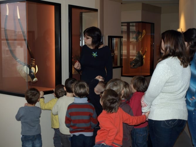 Children admiring an antelope mask