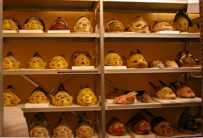 Gelede Masken im Museumsmagazin