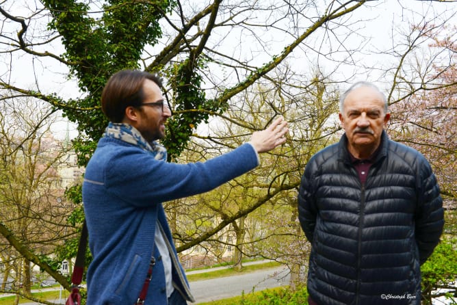 Roger Fridelance und sein Sohn diskutieren am Ort des Geschehens