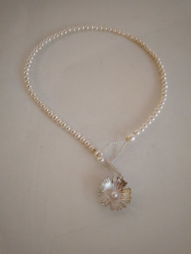 Collier de perles d'eau douce et crocus