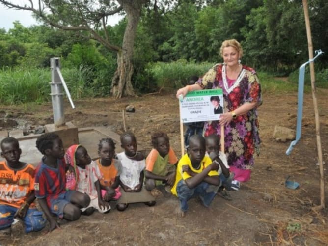 La maman d'Andrea et des enfants profitant des puits