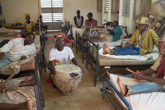 Les balafonistes des 100 villages aves leurs instruments