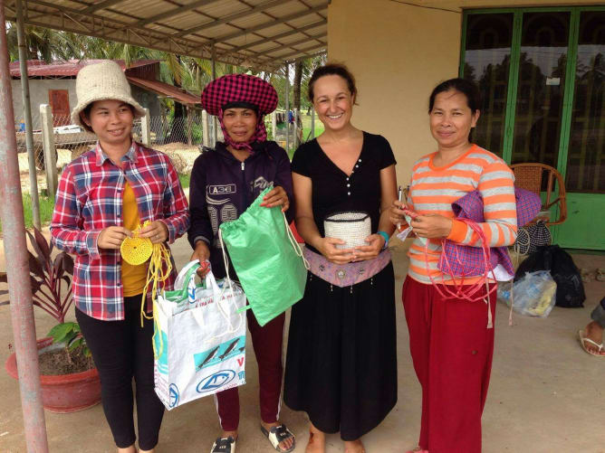 Les femmes d’IWA s’engagent à recycler des sacs plastique, nettoyer les plages et éduquer les enfants à la protection de l'environnement.