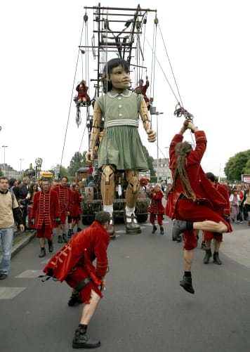 Chez elle, à Nantes, 2009. ©Pascal Victor - Royal de Luxe