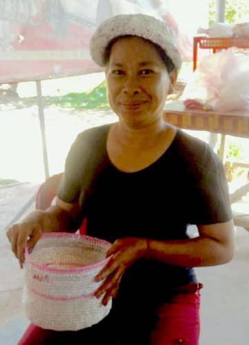 Un grand panier fièrement réalisé et présenté par une des jeunes femmes de l'atelier IWA Kep