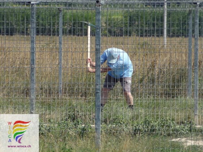 Mit Pickel und Schaufel bereitet Peter Schaffner die Löcher für die Pfosten der Schattendächer vor. 