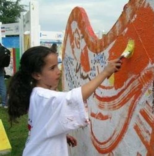 Une enfant à l’oeuvre parmi une centaine à l’ONU