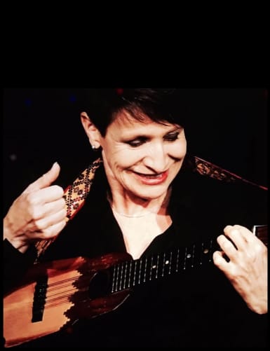 Nina Dimitri: Charango, Gitarre und Stimme