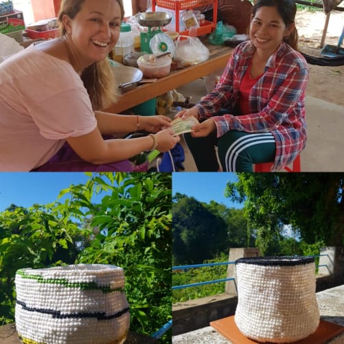 Versement de salaire à Si Sokhom pour le mois de septembre. Je vous présente avec fièrté son magnifique travail. Ces paniers ont été crochetés avec des sacs plastiques