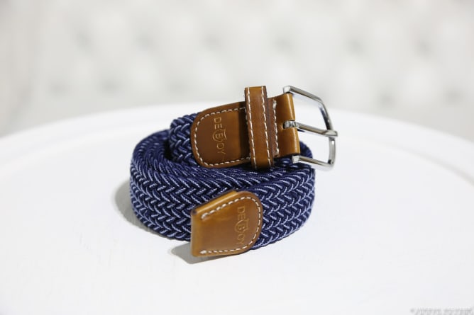 Ceinture tissées en elastic  Marine CIEL  très tendance pour mettre un jeans ou un chino long ou court c&rsquo;est un modèle super fun et très jolie qui viendra mettre du pep&rsquo;s a votre style.. Une ceinture unique en son genre sortie tout droit des tiroirs vintage et remis au gout du jour par nos soins  100élastique, avec système de fermeture sans trous (s&rsquo;adapte à toutes les tailles), Boucle avec finition acier brossé Finitions en cuir avec marquage à chaud, Enfin du Fun et de la couleur pour plus de liberté Nos ceintures sont élastiques et s&rsquo;adaptent à votre taille. Vous pouvez fermer la boucle à n&rsquo;importe quel niveau en la glissant dans l&rsquo;élastique  Elles sont disponibles en taille standard : 105 cm (mesurée depuis l&rsquo;extremité de la ceinture jusqu&rsquo;au début de la boucle)  Taille étirée au maximum : 120 cm (mesurée pareil, mais en tirant dessus