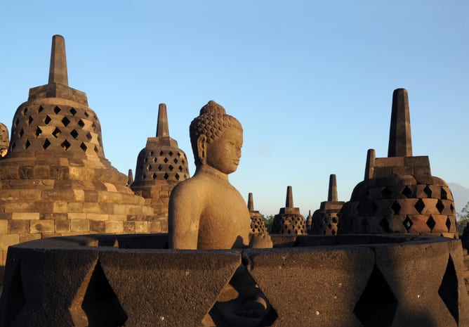 Borobudur-Stupas,Buddha-01