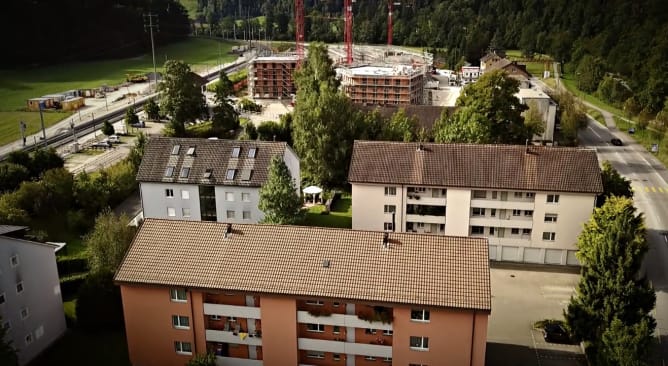 Drei Häuser möchten wir weiterziehen, gleich neben den Bahnhof.