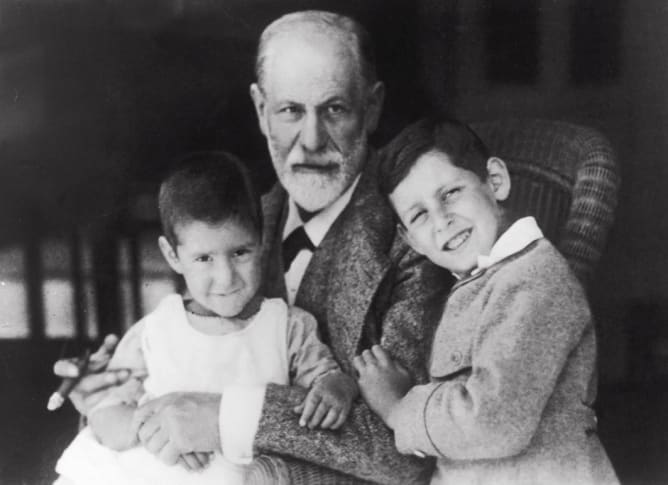 Sigmund Freud with his grandsons Heinele und Ernst, around 1923, (c) Sigmund Freud Privatstiftung