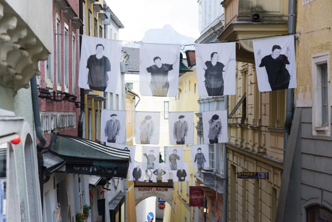 Die Fahnen in der Traungasse 2016 von der Künstlerin Anette Friedel gestaltet