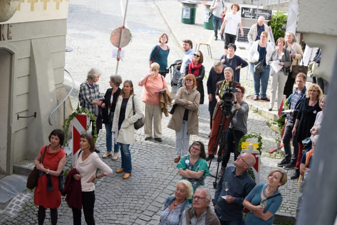 listeners during the Fensterkonzert (window-konzert)