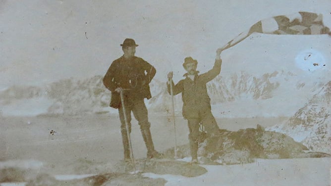 Hans Beat Wieland with a friend on the top of Danskøya (photo, 1896)