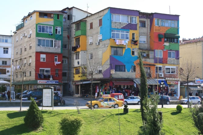 Tirana, un des nombreux bâtiments colorés de la ville