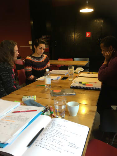 Salomé singers reading the booklet at Pulloff Théâtres (Marion Jacquemet, Yannis François, Sophie Chabert, February 2018)