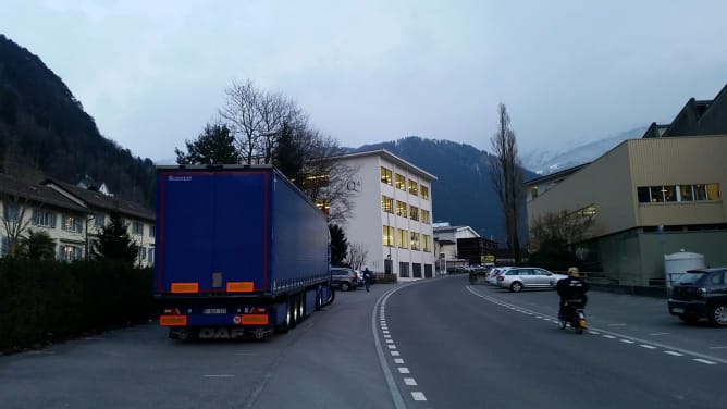 LKW-Nachtruhe vor dem Büro der Alpen-Initiative