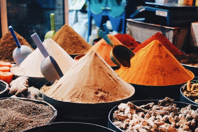 In spice heaven: Turmeric, cumin and ras-el-hanout are an integral part of Moroccan cuisine. Use them also at home. 
