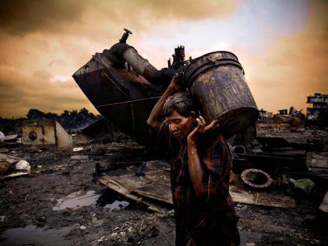 Ship Breaking Bangladesh © Shiho Fukada, Panos Pictures