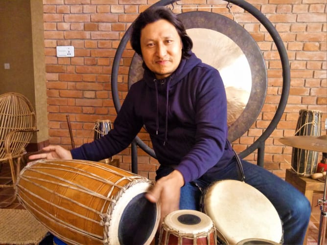 Sundar spielt die Percussions