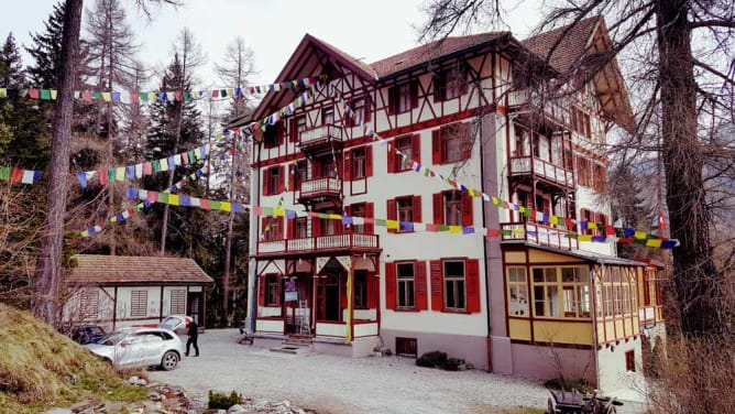 Das Waldhotel, um 1900 als Kurhaus erbaut, diente es in der Zeit des 2. Weltkriegs als Truppenunterkunft und als Kinderheim und anschliessend Ferienlager. In den 1990 Jahren wurde es zunächst als Durchgangszentrum für Asylsuchende genutzt bevor es wieder als Pension betrieben wurde.