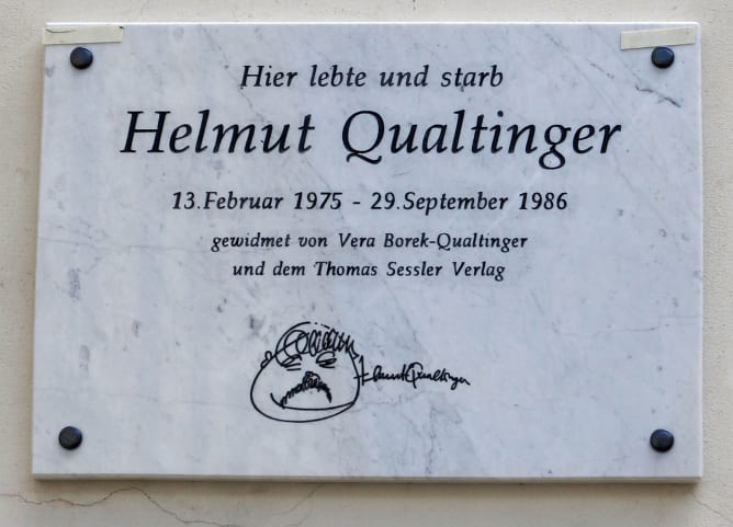 Gedenktafel für Helmut Qualtinger am Heiligenkreuzerhof in Wien.