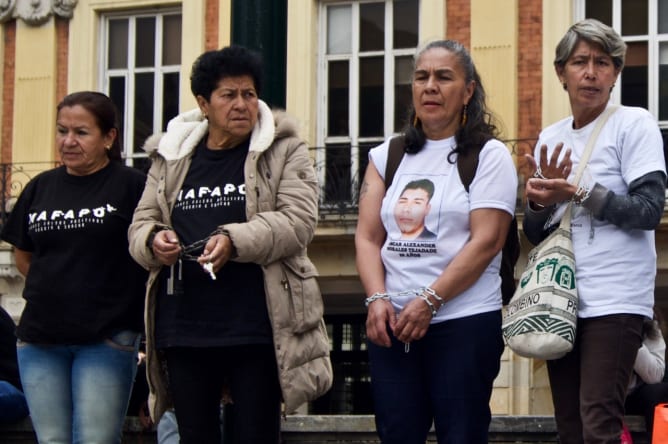 Doris manifestant devant le palais présidentiel