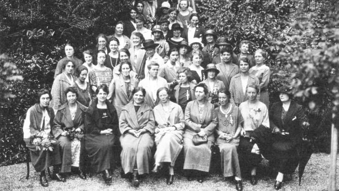 GV des Schweizer Frauen-Alpenclubs Anfang 1924 in Vevey.  (E. Greppin, Dossier SFAC, Alpines Museum der Schweiz)
