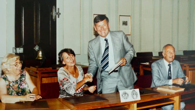 Signing the contract of the merger of the Swiss Alpine Club and the Swiss Women's Alpine Club in 1979 in Thun. (Dossier Hanspeter Wenger, Central Archive SAC, Burgerbibliothek Bern)