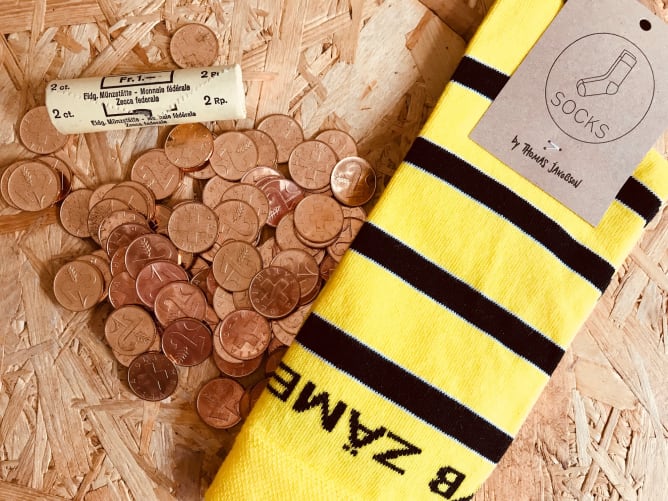 Da eine Socke nicht 19 CHF sindern 18.98 CHF kostet, erhält jeder Unterstützer und jede Unterstützerin noch ein 2-Räppler pro Socke zurück! ;-)