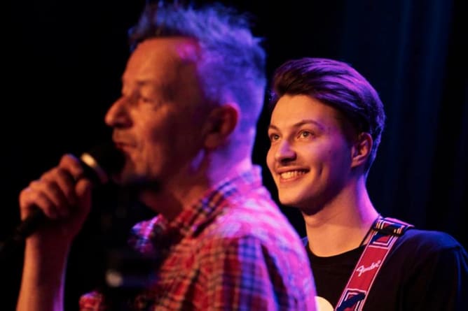 Workshop Initiator und Musiker Alex Deutsch, hier mit seinem Sohn Aljosha, der auch Musiker ist