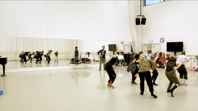 Tanzensemble, Luca Signoretti (Choreograf) und Jeannine Läuffer (Komponistin)