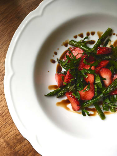 Saisonsalat! Gebratener Spargel mit Erdbeeren an einem Balsamicodressing